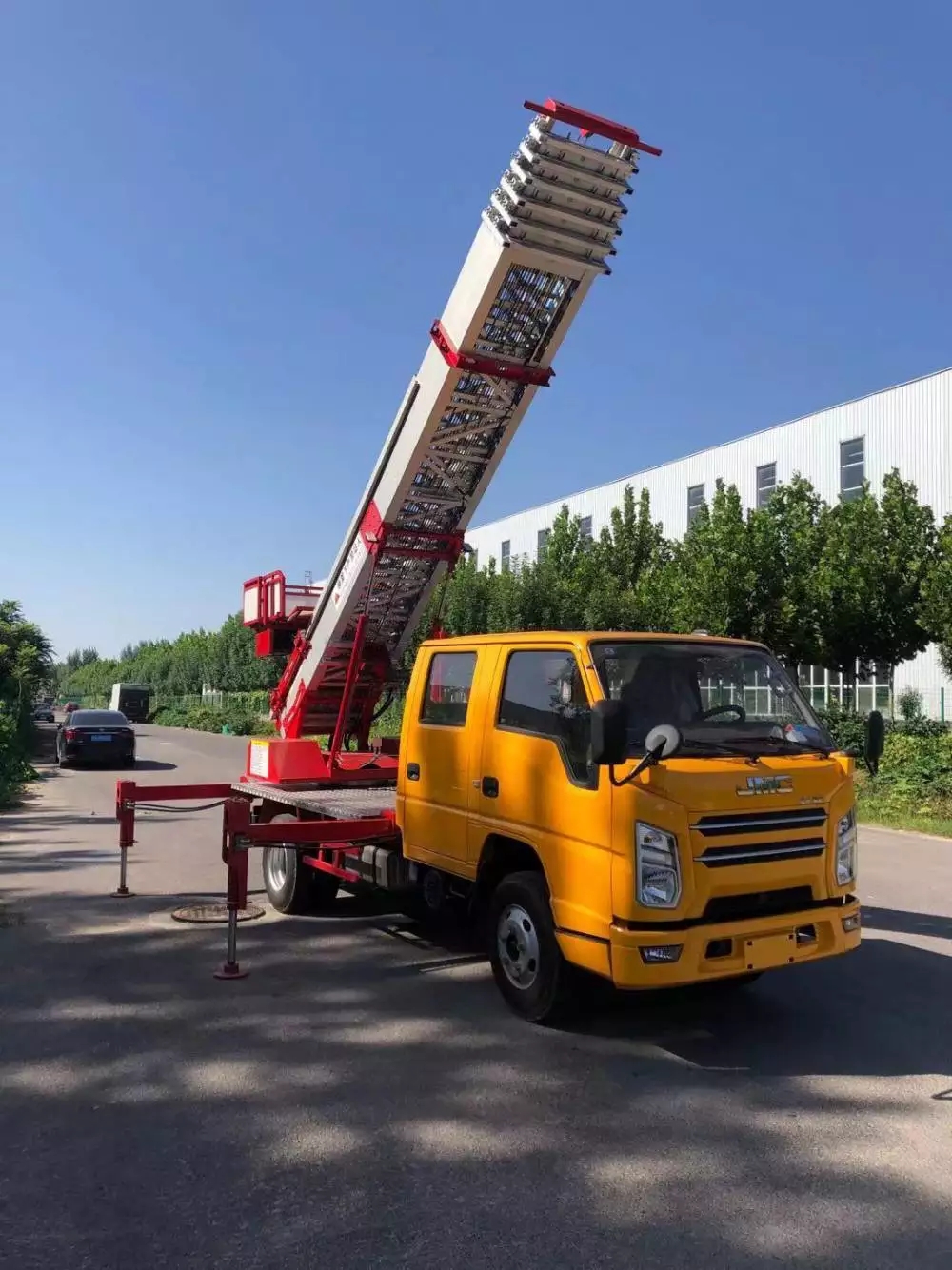 平潭县附近的云梯车出租服务：轻松解决高空作业需求