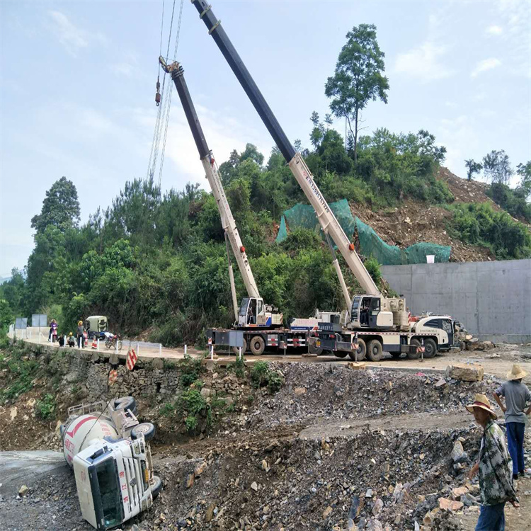 平潭县汽车掉沟里叫吊车救援要多少钱